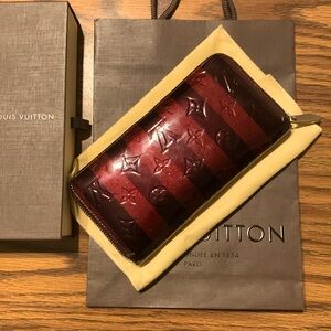AUTHENTIC Louis Vuitton Zippy Wallet
